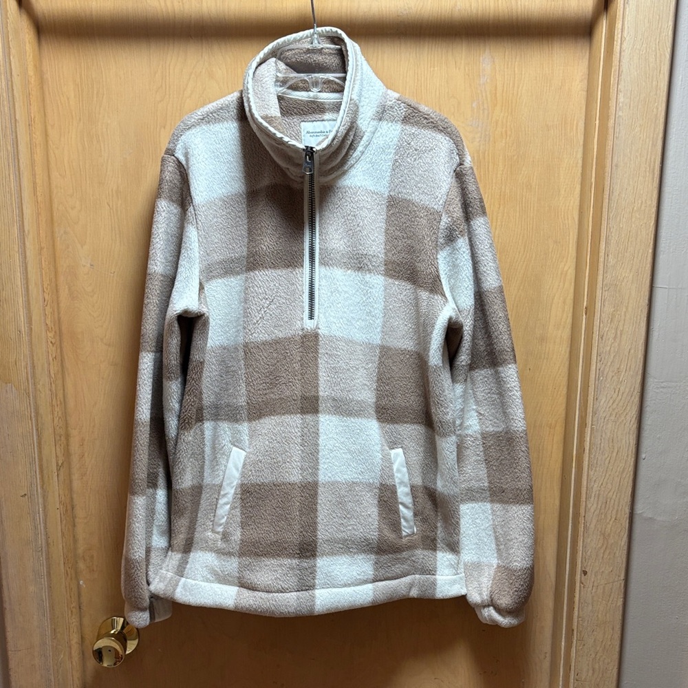 Women’s Abercrombie & Fitch fleece 1/4 zip. Small. Good condition.